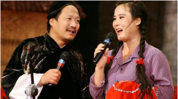 赵本山徒弟引争议，酒后与30岁美女掐手指，对不孕妻子不离不弃
