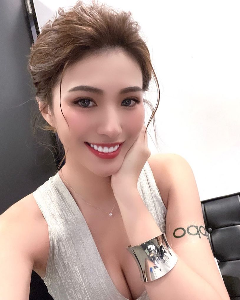穿比基尼穿冷气的正妹「Rina 晞儿」，「超辣美乳曲线」好吸睛呀！
