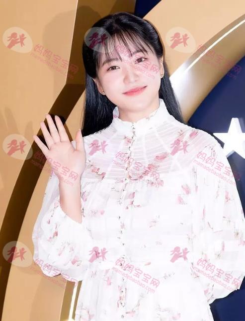 润娥同台「小9岁」Yeri无悬念大胜！　她裙装显肉、手脸色差超大