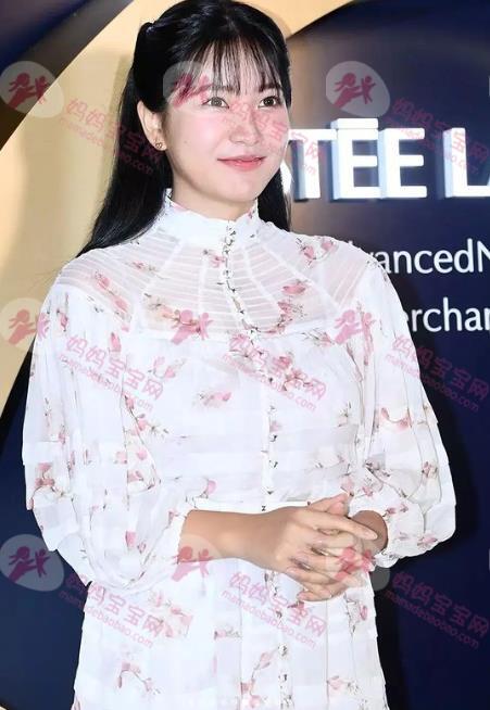 润娥同台「小9岁」Yeri无悬念大胜！　她裙装显肉、手脸色差超大