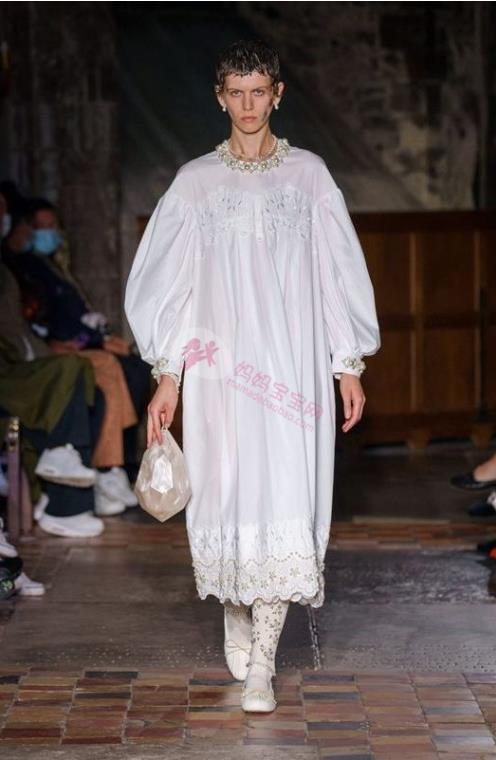 包包越怪越可爱！珍珠爱心包梦幻登场、超现实「人脸包」吸住目光