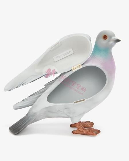 包包越怪越可爱！珍珠爱心包梦幻登场、超现实「人脸包」吸住目光