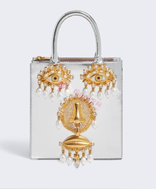 包包越怪越可爱！珍珠爱心包梦幻登场、超现实「人脸包」吸住目光