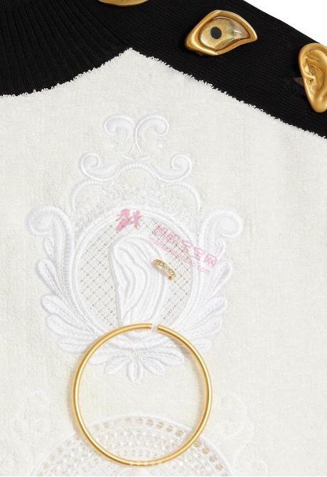 包包越怪越可爱！珍珠爱心包梦幻登场、超现实「人脸包」吸住目光