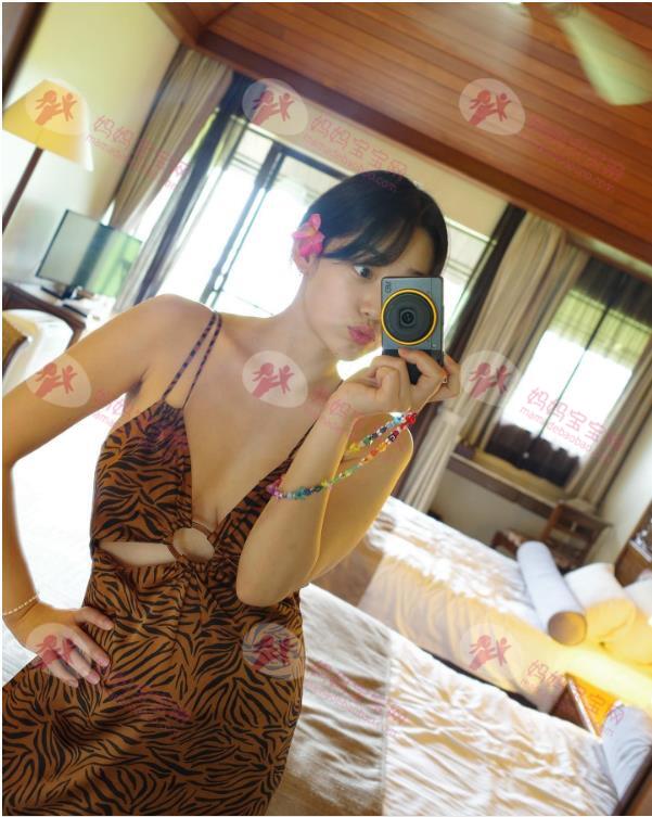 美娜度假性感洋装全出笼 Zara虎纹装胸前开洞辣翻