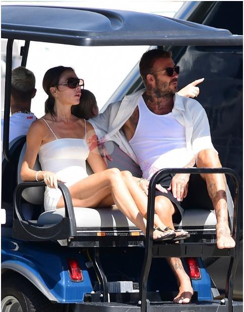 48岁贝嫂「辣妈度假风」成亮点！　迷你裙放送笔直美腿超吸精