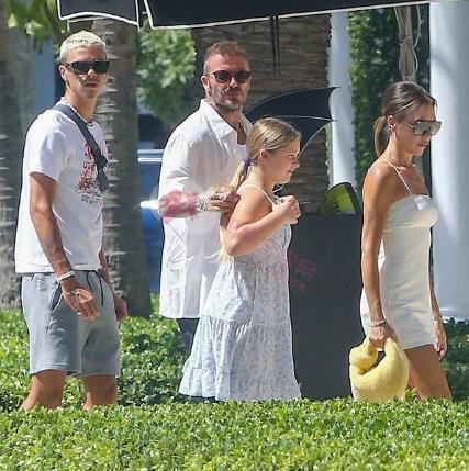 48岁贝嫂「辣妈度假风」成亮点！　迷你裙放送笔直美腿超吸精