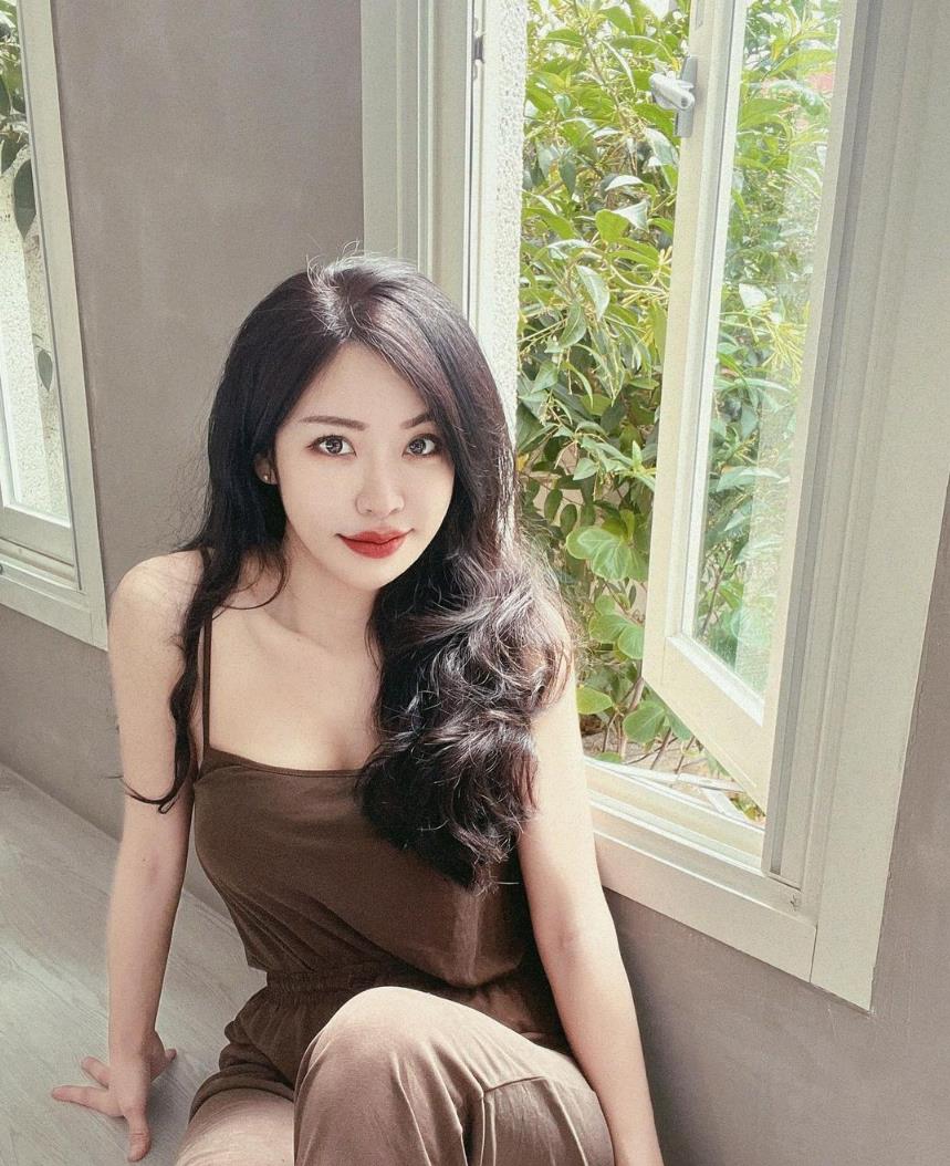 「极品小姐姐」徐蕾蕾干练气质太逼人，「丝袜玉腿」征服腿控心