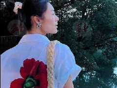 61岁茱莉安摩尔撞包一票嫩妹没在怕！拎23万元编织袋气场大开