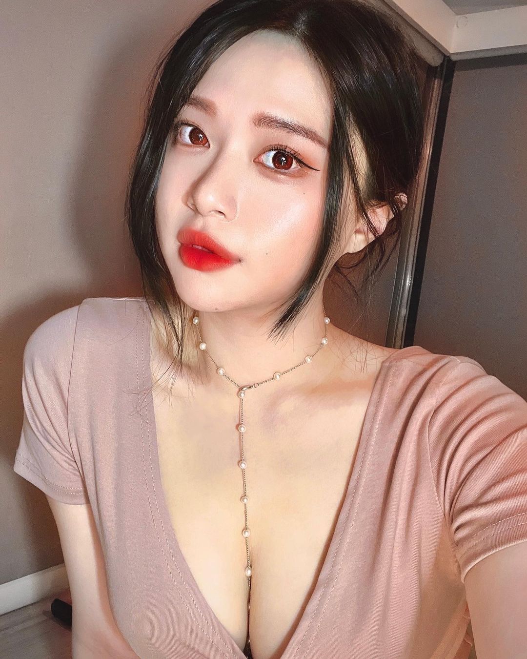 正妹占卜师「ににNiNi」身材超犯规！性感辣妹穿搭让人光看就想找她算命！