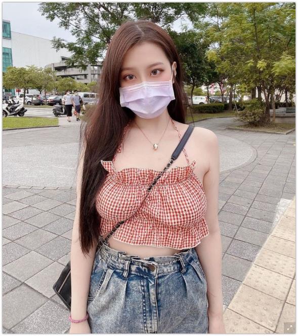 网美弄头发「只穿蕾丝胸罩」！设计师低头后面还有客人