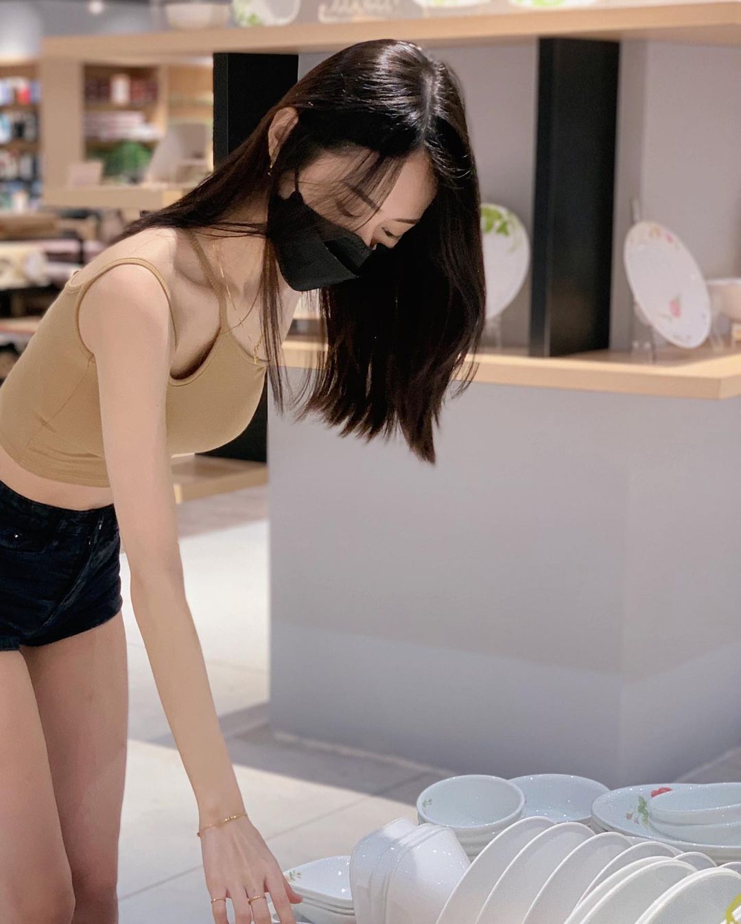 「隐乳正妹」挑碗盘现「鲜嫩腿缝」，口罩一摘更美到有剩！