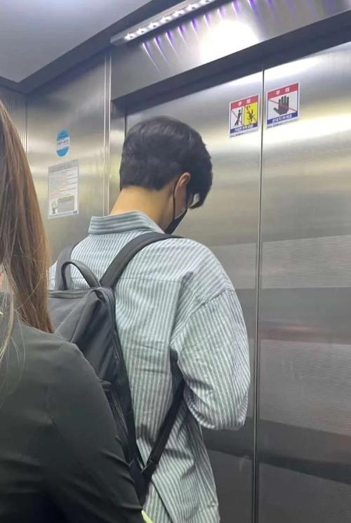 超幸运！朴宝剑现身校园「搭同一部电梯」近身超香