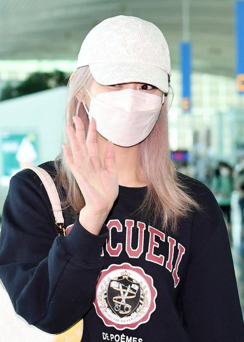 激情艳女周子瑜返台过中秋超美「薰衣草杏」发色曝光！