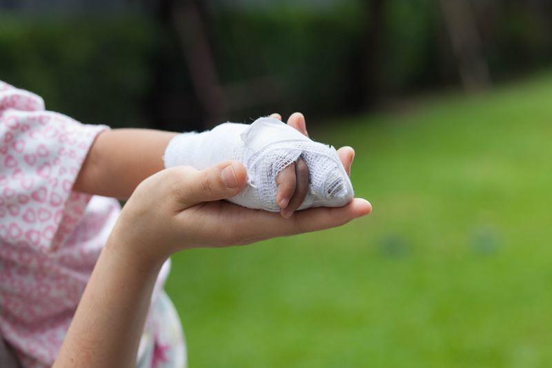 「手足争宠！5岁姊姊拿叉子加热，烫伤未满一个月大的妹妹」