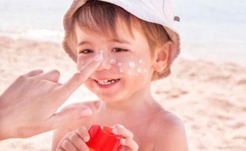 夏天怎么给宝宝防晒?(挑选防晒霜的注意事项、晒伤处理方法)