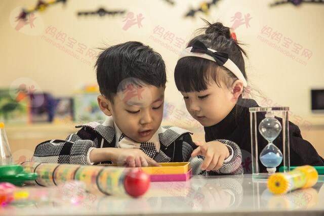 孩子没到这个年龄之前,最好不要让他们接触手机、电视等电子产品!
