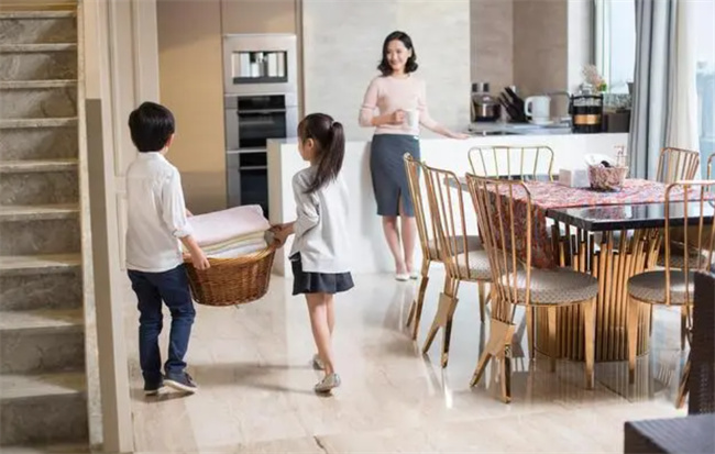 日常生活中 到底应不应该让孩子帮妈妈干活