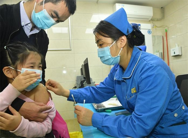 宝宝打完预防针以后发烧了怎么办（时刻观察）