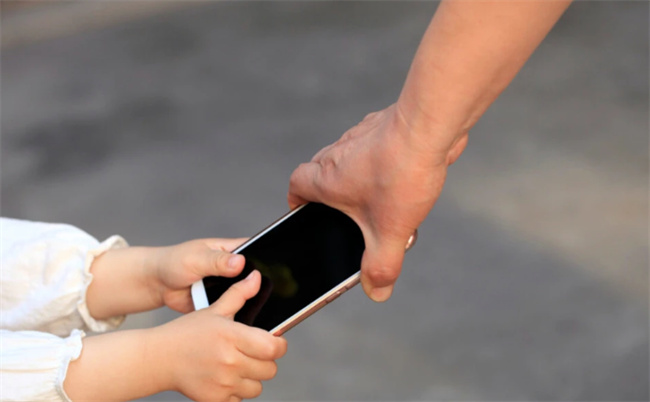 家长做到这3点 拯救沉迷手机的孩子