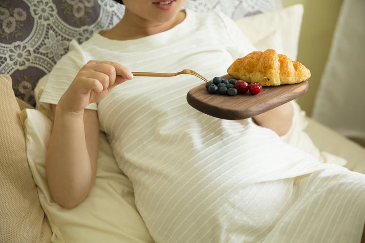 临产前孕妇吃什么有助于分娩（橘子、山楂）