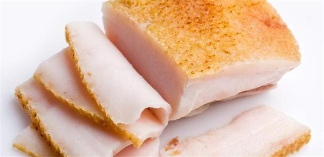 促进维生素的吸收，可以让宝宝适量吃点肥肉（不宜摄入过多）