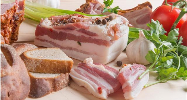 促进维生素的吸收，可以让宝宝适量吃点肥肉（不宜摄入过多）