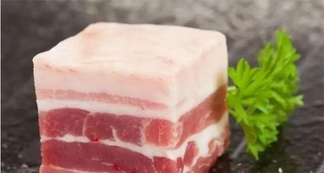 促进维生素的吸收，可以让宝宝适量吃点肥肉（不宜摄入过多）