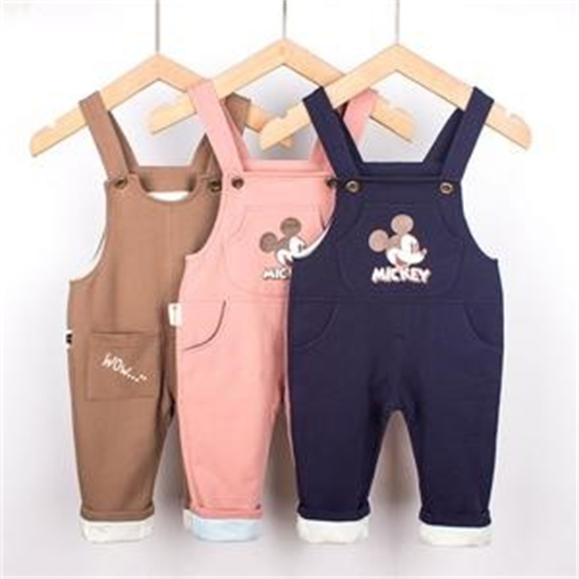 宝宝穿背带裤有利于身体发育（有很多好处）