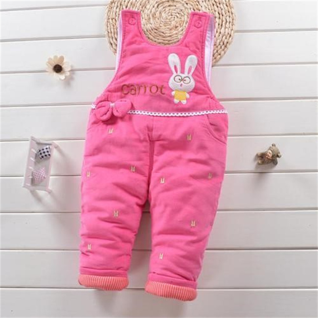 宝宝穿背带裤有利于身体发育（有很多好处）