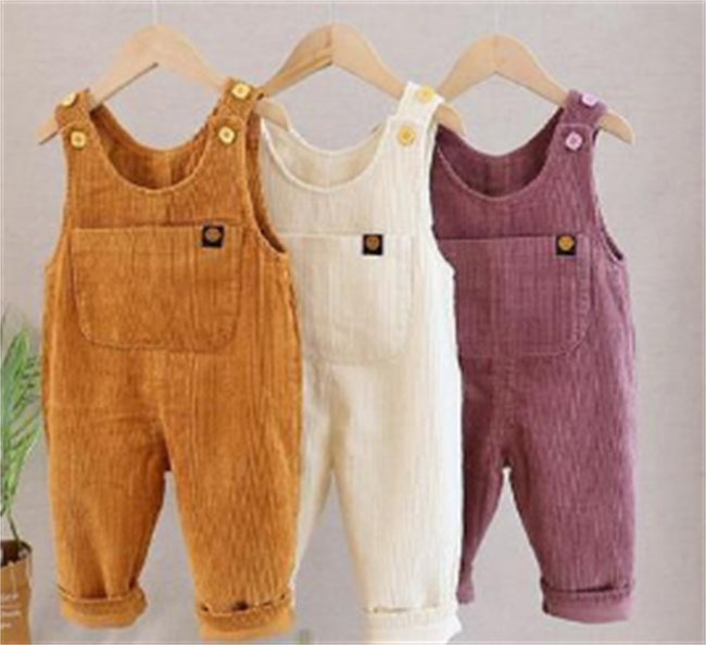 宝宝穿背带裤有利于身体发育（有很多好处）