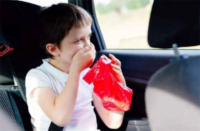 外出旅游怎样防范孩子晕车（不要吃太饱、不要空腹、少吃零食）