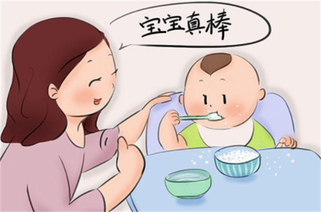 怎样正确培养宝宝独立吃饭