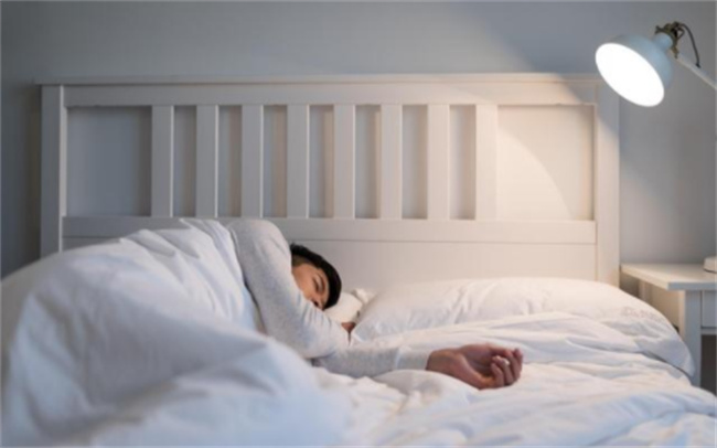 舌苔厚白口臭应该吃什么