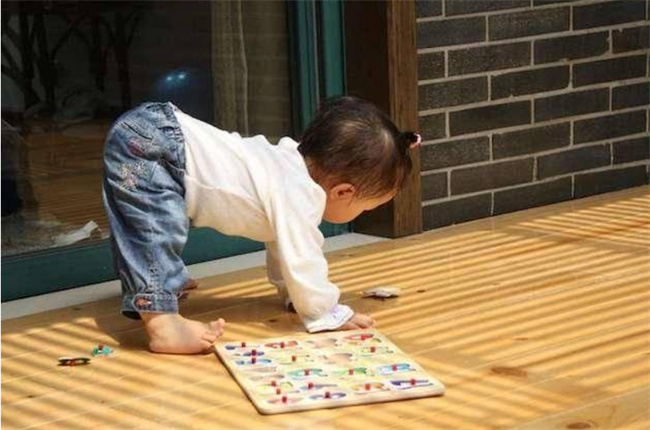 宝宝从几个月开始学爬行