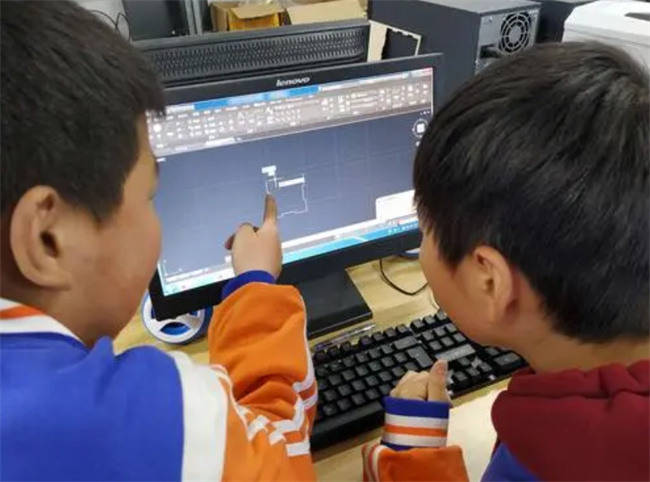 给孩子接触电脑太早会有哪些好处及坏处