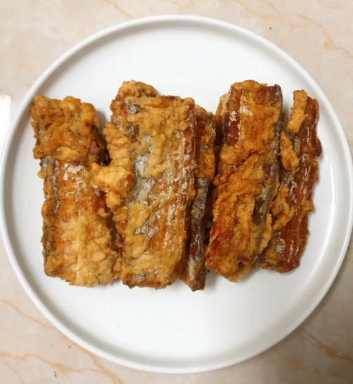 探索带鱼的多种美味：椒盐带鱼和红烧带鱼的制作方法