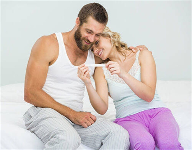 探寻早孕弱阳性背后的秘密：等待还是医院检测更准确？