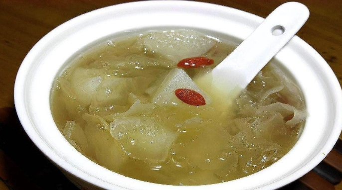 味润肺养颜：雪梨银耳汤的独特熬制之道