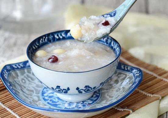 探索莲子粥：清香补肺的美味佳肴
