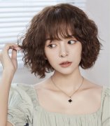 释放女性魅力：短卷发发型及打理技巧大揭秘