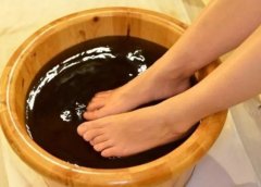 草本疗法解析：艾叶泡脚在不同感冒类型中的退烧效应