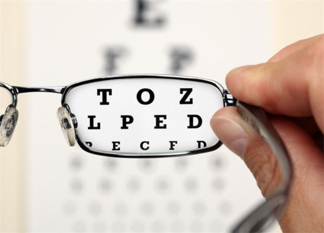 保卫视力，专家支招：近视400度应对策略！