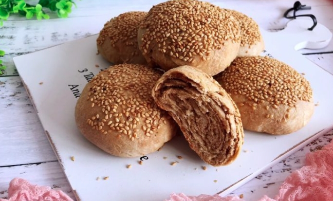 自制老北京芝麻酱烧饼,传统美味在家打造