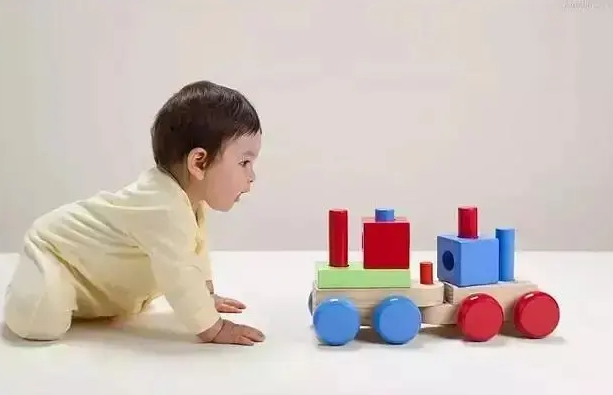 宝宝围栏关不住小孩?网友笑:「是宝宝围栏没错,里面那个是巨婴! 」