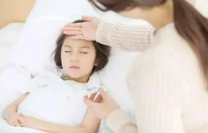 孩子突然发生「热痉挛」该怎么办？除了4项应变措施，父母还须做1件事！
