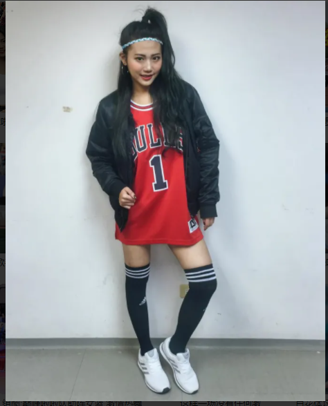 大学就是啦啦队员！女主播变身球迷超萌模样曝光