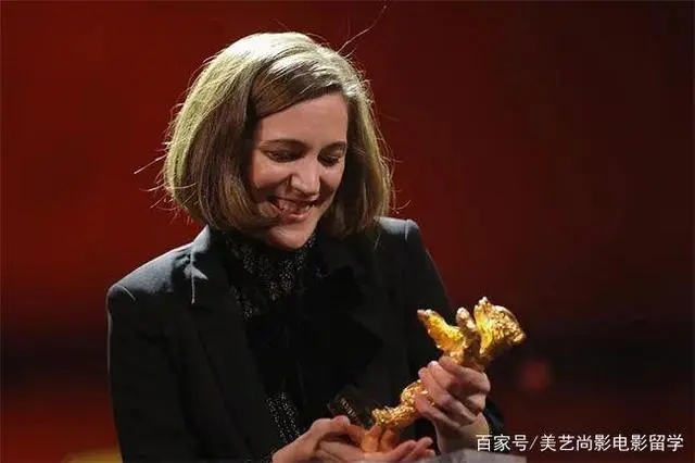 柏林影展揭晓 洪常秀连3年获奖 女友金敏喜陪领奖