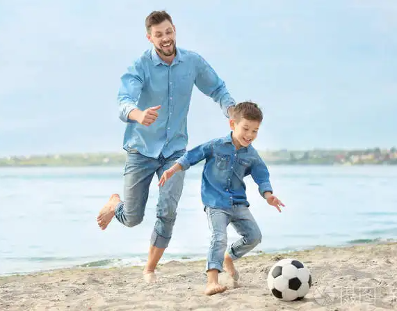 爸爸为何不能陪我吃饭？妈妈说他是「晚餐超人」，让孩子更爱爸！一张学习单看出身教言教