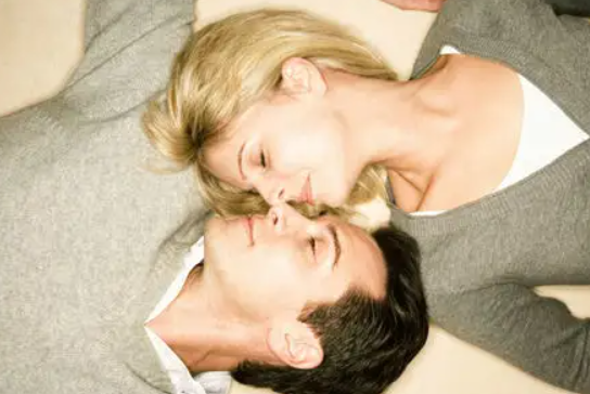 她敢露，那应该就不怕别人看；她敢谈性，那一定就开得起玩笑，社会对女性性欲的想像和限制，就是所谓的「荡妇标签」！